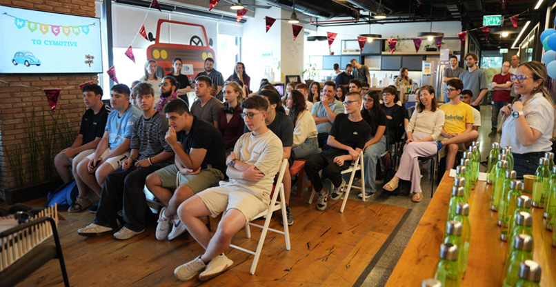 משתתפי מחנה קיץ סיימוטיב