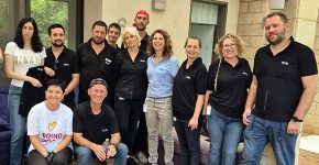 איריס רועי, דירקטורית משאבי אנוש ב-UCT ישראל, והעובדים המתנדבים מהחברה.