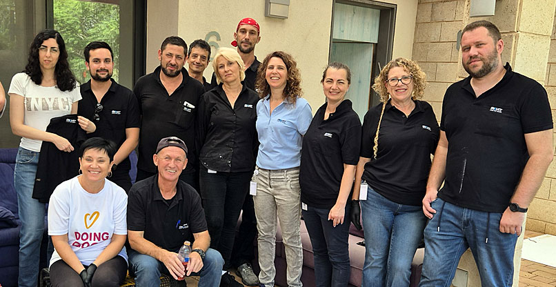 איריס רועי, דירקטורית משאבי אנוש ב-UCT ישראל, והעובדים המתנדבים מהחברה.