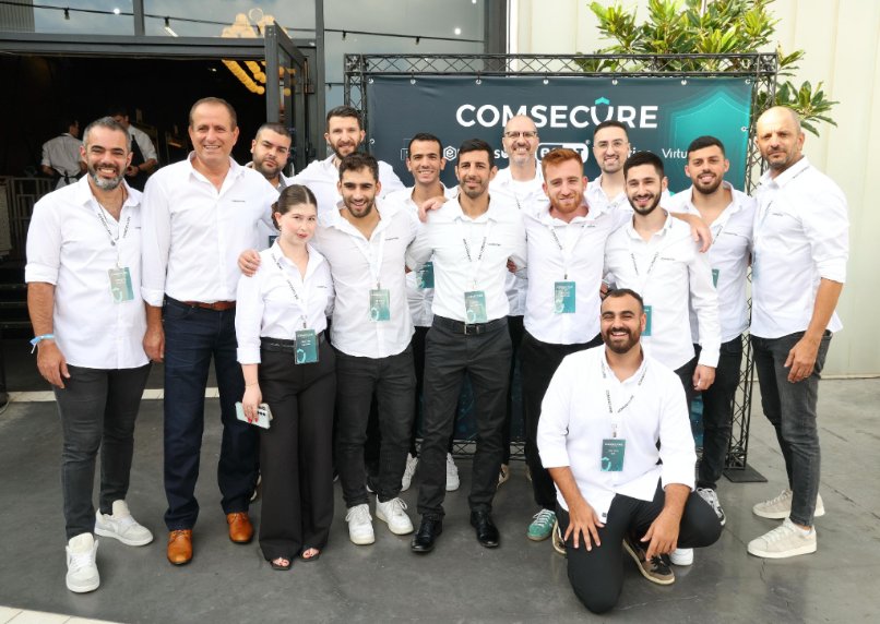 צוות קומסקיור.