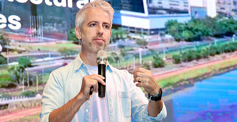 דרור גלוברמן, מגיש הפודקאסט "בזמן שעבדתם" בקשת 12 ומייסד בית הספר Jumpstart.