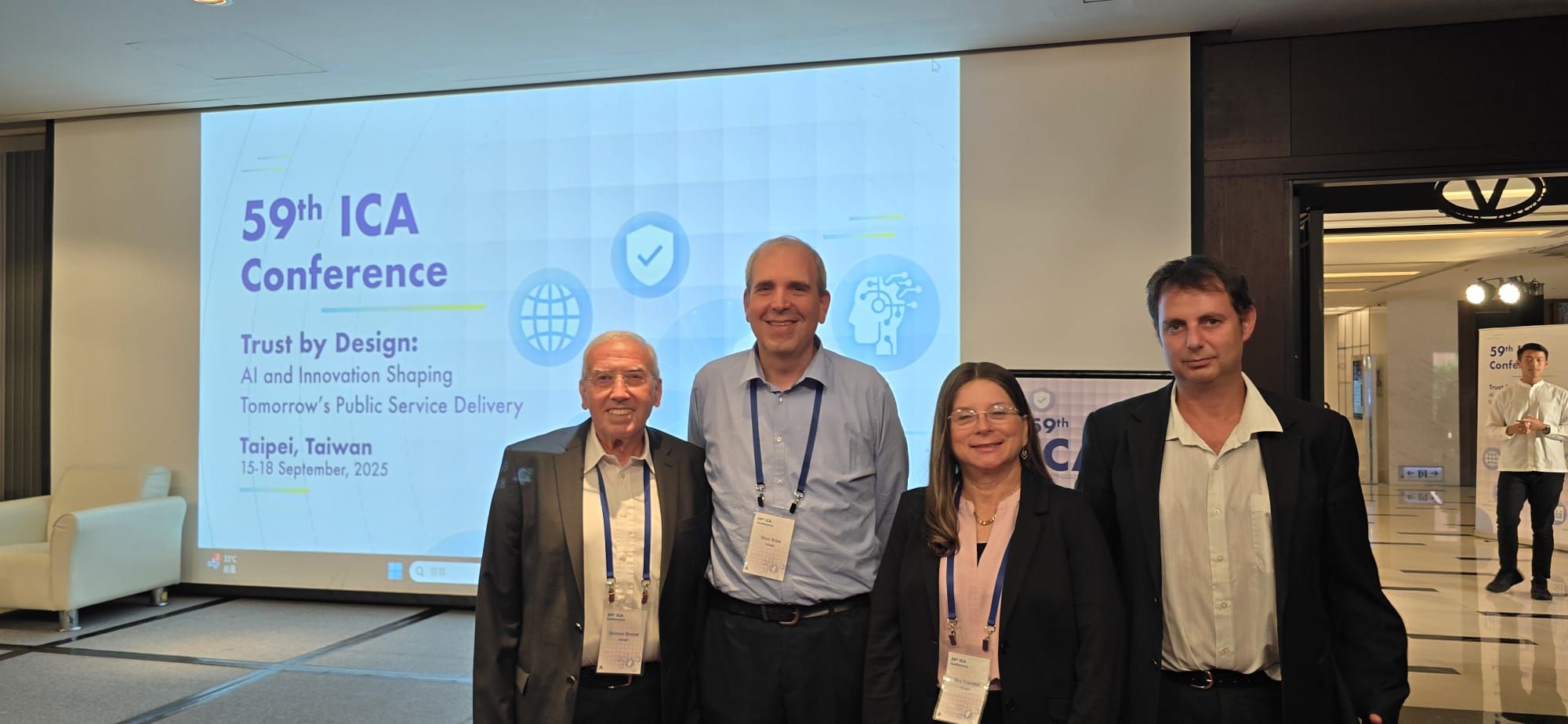 מימין: ניר ינובסקי, מערך הדיגיטל הלאומי; עופרה פרנקל, ה-CIO הממשלתי ויו"רית המשלחת; אורן אריאב, מנמ"ר רשות האוכלוסין והנשיא היוצא של ארגון ICA; ושמעון ברונר, לשעבר מנמ"ר משרד הכלכלה וכיום גזבר הארגון.