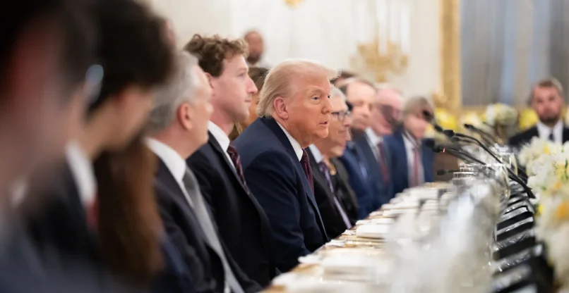 הושיב את צוקרברג לצידו. דונלד טראמפ, נשיא ארה"ב.