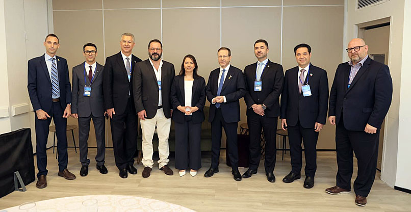 נשיא המדינה, יצחק הרצוג, שרת החדשנות, המדע והטכנולוגיה, גילה גמליאל, ומשלחת הגולים האיראנים בכנס אתמול (ג').