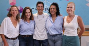 מימין לשמאל: תחיה זילברמן, סמנכ"לית משאבי אנוש ישראל ופיתוח טכנולוגיות גלובלי; נוית מזרחי, מנהלת חווית עובד ואחריות חברתית; הראל סקעת; יעל הלמן, מנהלת חווית עובד ואחריות חברתית; גילי שילוני, מנהלת משאבי אנוש בסייברארק ישראל.