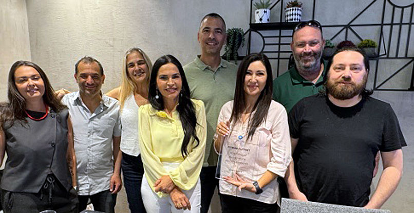 מימין: בוריס לויט, איש סיסטם בבית בלב; חמי מונסנגו, מנהל תשתיות בחברה; נרקיס ברישב, מנהלת צוות הלפדסק בית בלב באינטגריטי תוכנה; אורן קרוג, מנכ"ל אינטגריטי; גלית קאופמן, מנכ"לית בית בלב; שמעונה נווה, סמנכלית הטכנולוגיות והדיגיטל של החברה; ארז ברוך, סמנכ"ל הטכנולוגיות של אינטגריטי תוכנה; וויקי הראל, מנהלת תיקי לקוחות בחברה.