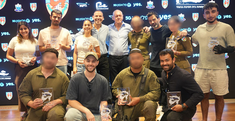 מקבלי המלגות יחד עם יהודה לוי ומנכ"ל פלאפון ויס, אילן סיגל.