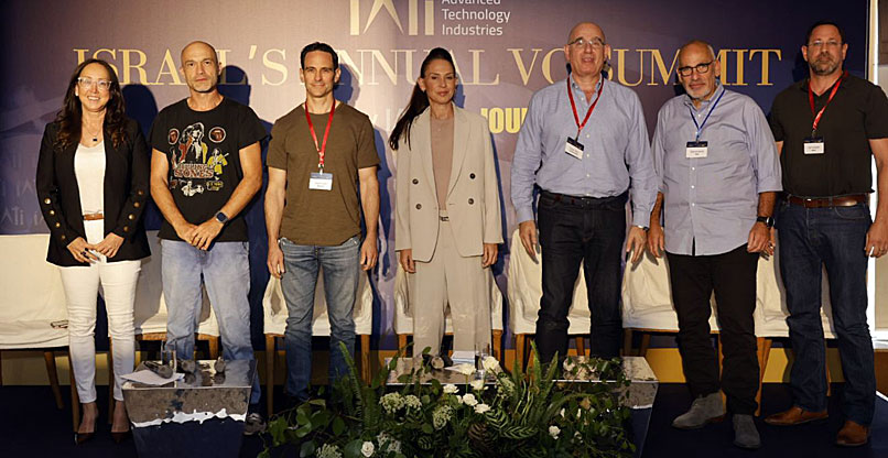 מימין: יאיר שינדל, שלמה דוברת, יורם טיץ, יפעת אורון, אדם פישר, גיגי לוי וקרין מאיר רובינשטין, מנכ"לית ונשיאת האיגוד הישראלי לתעשיות מתקדמות - IATI.