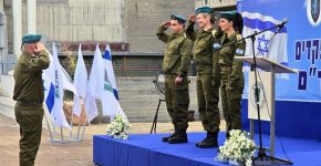 מימין: אל"מ רחלי דמבינסקי, מפקדת ממר"ם היוצאת; תא"ל יעל גרוסמן, מפקדת לוטם; ואל"מ גלעד יבין, מפקד ממר"ם הנכנס, מצדיעים לראש אגף התקשוב וההגנה בסייבר, האלוף אביעד דגן.