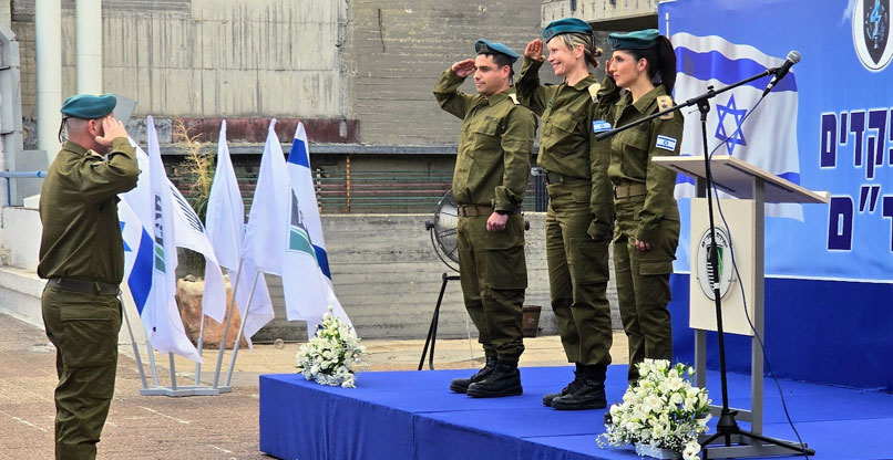 מימין: אל"מ רחלי דמבינסקי, מפקדת ממר"ם היוצאת; תא"ל יעל גרוסמן, מפקדת לוטם; ואל"מ גלעד יבין, מפקד ממר"ם הנכנס, מצדיעים לראש אגף התקשוב וההגנה בסייבר, האלוף אביעד דגן.