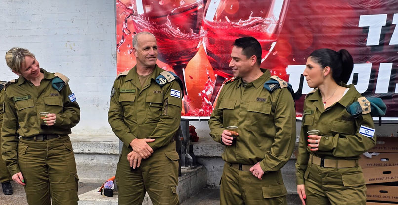 מימין: אל"מ רחלי דמבינסקי; אל"מ גלעד יבין, האלוף אביעד דגן ותא"ל יעל גרוסמן.