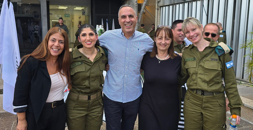 מימין: תא"ל יעל גרוסמן; אל"מ (מיל') אילה חכים, מפקדת ממר"ם בעברה; רונן יוכפז, מנמ"ר אל על, המסיים את תפקידו בסוף השנה; ואל"מ (מיל') טליה גזית, אף היא מפקדת ממר"ם בעברה.