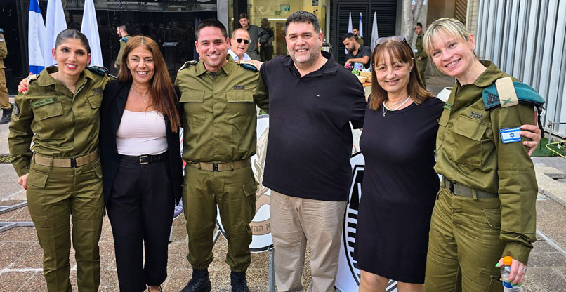 מימין: תא"ל יעל גרוסמן; אל"מ (מיל') אילה חכים; יוסי מלמד, יו"ר ארגון בוגרי ממר"ם; אל"מ גלעד יבין; אל"מ (מיל') טליה גזית; ואל"מ רחלי דמבינסקי.