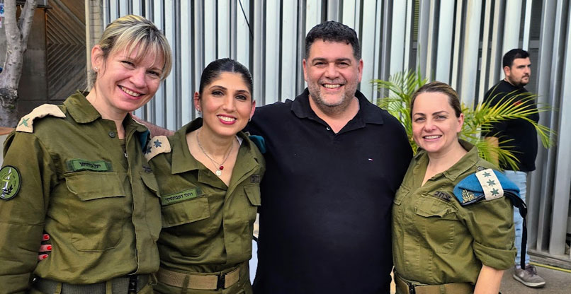 מימין: אל"מ ריטה רייך, מפקדת יחידת שחר; יוסי מלמד; אל"מ רחלי דמבינסקי; ותא"ל יעל גרוסמן.