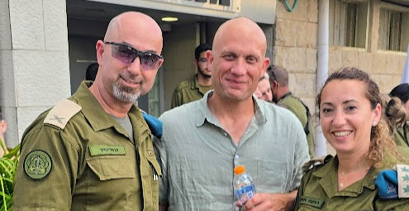 מימין: רגינה אזולאי, ראשת מחלקת התכנון באגף התקשוב וההגנה בסייבר; אזרח; ותא"ל עומר כהן, קצין קשר ותקשוב ראשי (קשר"ר).