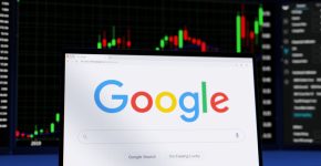 צבע ירוק בולט למניית גוגל.