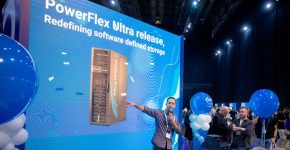 אורי גציס, מנהל מוצר PowerFlex בדל טכנולוגיות, מציג בכנס את גרסת ה-Ultra.