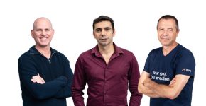 מימין לשמאל: רומן מיטשל, מנהל לקוחות אסטרטגיים בחטיבת מיקרוסופט באברא; איציק אבקסיס, מנכ"ל PassportCard Pay; ושפר אבלסון, מנכ"ל פספורטכארד Labs, החטיבה הטכנולוגית של פספורטכארד.