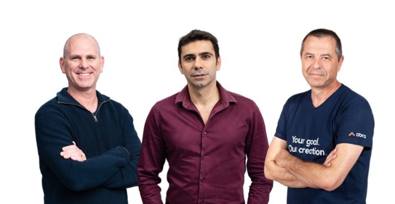 מימין לשמאל: רומן מיטשל, מנהל לקוחות אסטרטגיים בחטיבת מיקרוסופט באברא; איציק אבקסיס, מנכ"ל PassportCard Pay; ושפר אבלסון, מנכ"ל פספורטכארד Labs, החטיבה הטכנולוגית של פספורטכארד.