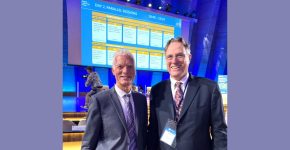 בכנס של אונסקו. מימין לשמאל: אורי בן ארי, נשיא ומייסד קרן אתנה, עם אנדריאס שלייכר, מנהל אגף החינוך והכישורים ב-OECD.