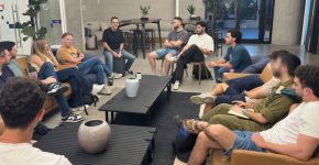 אמיר ג'רבי, מייסד וסמנכ"ל הטכנולוגיות של אקווה, במפגש עם בוגרי ממר"ם.