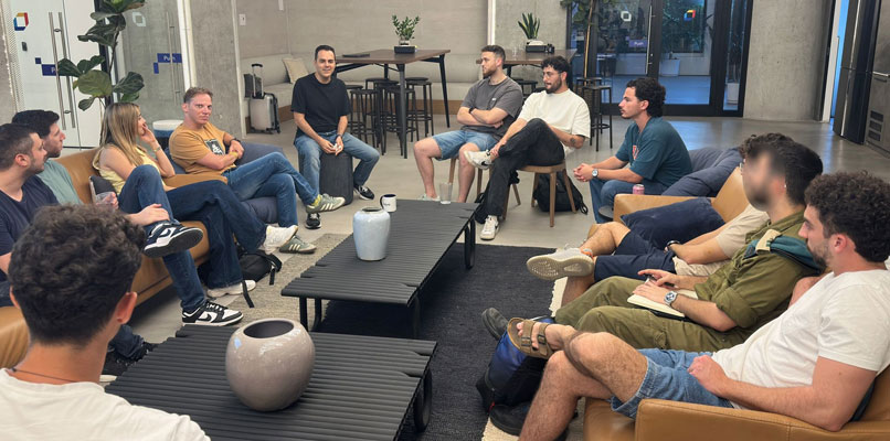 אמיר ג'רבי, מייסד וסמנכ"ל הטכנולוגיות של אקווה, במפגש עם בוגרי ממר"ם.