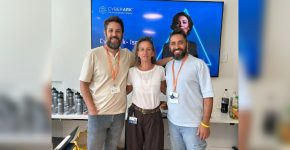 מימין לשמאל: רן בר מעוז, מורה בכיתות מדעי המחשב מטעם המרכז לחינוך סייבר בית AI נהריה; גילי שילוני, מנהלת משאבי אנוש בסייברארק ישראל; גיא רונן, מנהל פרויקט 'בית AI נהריה' מטעם המרכז לחינוך סייבר.