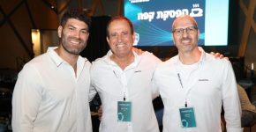 מימין לשמאל: גיל שטרן, מנהל שיווק קומסקיור; אבנר מימון, מנכ"ל קומסקיור; ואורי ששון.