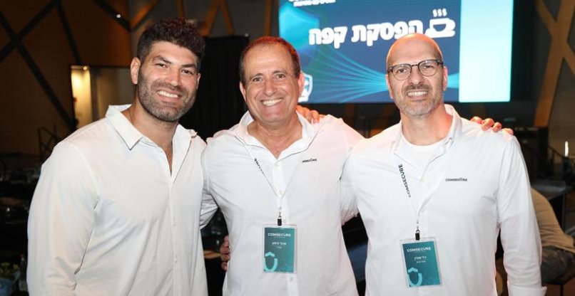 מימין לשמאל: גיל שטרן, מנהל שיווק קומסקיור; אבנר מימון, מנכ"ל קומסקיור; ואורי ששון.