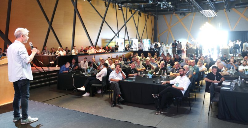 דרור גלוברמן מדבר בכנס על השפעת ה-AI.