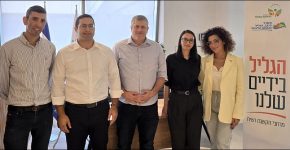 טקס השקת מיזם היי-טק בחברה הדרוזית. מימין לשמאל: ספאא עבאס, נציגת הסטודנטים במיזם; וואלה אבראהים, מנהלת קשרי תעשייה בעמותת itworks; שי ליברמן, מנכ"ל Qualitest; ח"כ יצחק וסרלאוף, שר הנגב, הגליל והחוסן הלאומי; ויואב ועקנין, ראש תחום תעשייה ותעסוקה הרשות לפיתוח הגליל.