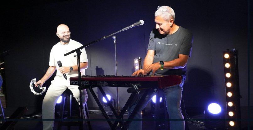 מוטי גוטמן, מנכ"ל מטריקס מנגן לצד אברהם טל.