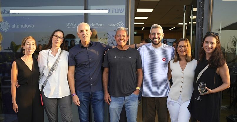 מימין לשמאל: אורית אורן יעקובי - מנהלת שיווק שותפים ב-AWS; הדר צדקה חזן - מנהלת השיווק של מטריקס; עדי הייניש, מנכ"ל קלאודזון; מוטי גוטמן, מנכ"ל מטריקס; הראל יפהר, מנכ"ל AWS ישראל; מור פארן - מנהלת שותפים ב-AWS; ניר ביטון - מנהלת שיווק בקלאודזון.