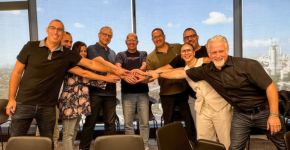 "תוקעים כף": מנכ"ל מטריקס מוטי גוטמן, מנכ"ל פיליפס אבירם סושארד ונציגי מטריקס מדיקה ופיליפס.