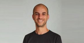 שניר אמסלם, לסמנכ"ל מחקר ופיתוח בקומודור.