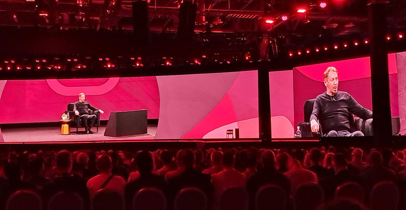 ההרצאה הווירטואלית של לארי אליסון על המסכים באולם הכנסים בלאס וגאס.