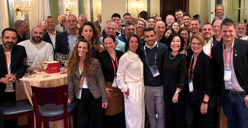 צפרא כץ ולצידה יעל הר אבן, מנכ"לית אורקל ישראל, יחד עם חברי המשלחת הישראלית לכנס של החברה בלאס וגאס.