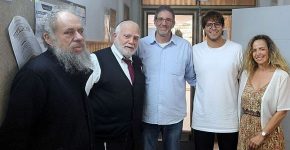 משמאל: דוד דוידוביץ', מנהל אבטחת מידע במכללה ירושלים; הרב שלמה פולק, מנכ"ל המכללה; אלון אהרון, מנכ"ל ארמורי דיפנס; זיו ברוך, בודק חוסן סייבר בכיר בחברה; ועו"ד אפרת טרוים, מנהלת לקוחות אסטרטגיים בה.