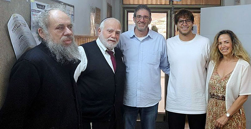 משמאל: דוד דוידוביץ', מנהל אבטחת מידע במכללה ירושלים; הרב שלמה פולק, מנכ"ל המכללה; אלון אהרון, מנכ"ל ארמורי דיפנס; זיו ברוך, בודק חוסן סייבר בכיר בחברה; ועו"ד אפרת טרוים, מנהלת לקוחות אסטרטגיים בה.