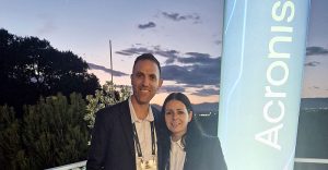 מימין: אפרת גרדוס, מנהלת אזור ישראל באקרוניס, ולירן מזרחי, מנהל פעילות ההפצה בבזק בינלאומי.