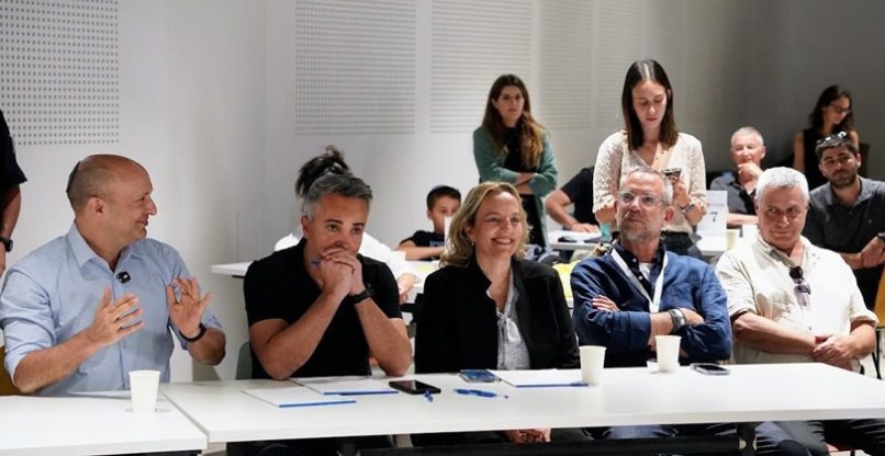 נפתלי בנט וכמה ממשתתפי האירוע לפתיחת שבוע האד-טק הישראלי. 