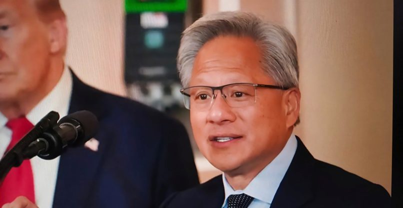 מנכ"ל אנבידיה, ג'נסן הואנג, וברקע נשיא ארצות הברית, דונלד טראמפ.