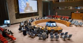 אנטוניו גוטרש, מזכ"ל האו"ם, נושא דברים באירוע החתימה של אמנת האנוי.