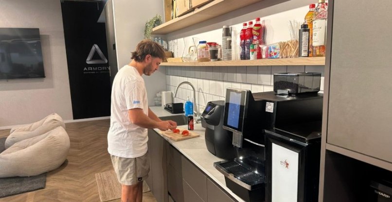 האחראי הבלעדי על הסלט. זיו ברוך.