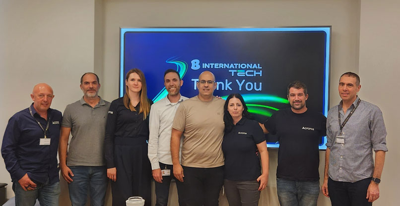 מימין: אבי הרולד, מנהל עסקי ל-CSO באקרוניס; נתן ווניש, מנהל תיקי לקוחות מפיצים בחברה; אפרת גרדוס, מנהלת אזור ישראל באקרוניס; ניר וקשי, מנהל פעילות יצרנים, מכרזים ופיתוח עסקי בבזק בינלאומי; לירן מזרחי, מנהל פעילות הפצה בחברה; קטיה איונובה, סמנכ"לית מכירות באקרוניס; שרון עזרא, סמנכ"ל פתרונות לעסקים בבזק בינלאומי; ומארק ליטוין, מהנדס פתרונות באקרוניס.