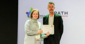 ליאת שחם, מנהלת סיטיזון, מקבלת באנדורה את ההסמכה למעבדה חיה של האיחוד האירופי מיו"ר ENoLL, וים דה קינדרן.