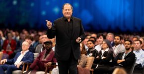 מארק בניוף, מנכ"ל סיילספורס, בכנס השנתי Dreamforce 2025, בסן פרנסיסקו.