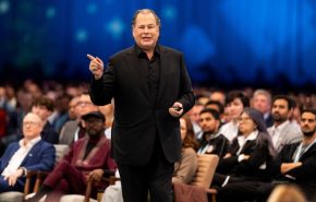 מארק בניוף, מנכ"ל סיילספורס, בכנס השנתי Dreamforce בסן פרנסיסקו.