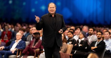 מארק בניוף, מנכ"ל סיילספורס, בכנס השנתי Dreamforce בסן פרנסיסקו.