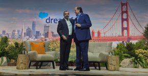 על במת הכנס. מימין: מארק בניוף, מייסד ומנכ”ל סיילספורס, ועבדאללה עאמר אלסווה, שר התקשורת וה-IT של ערב הסעודית.